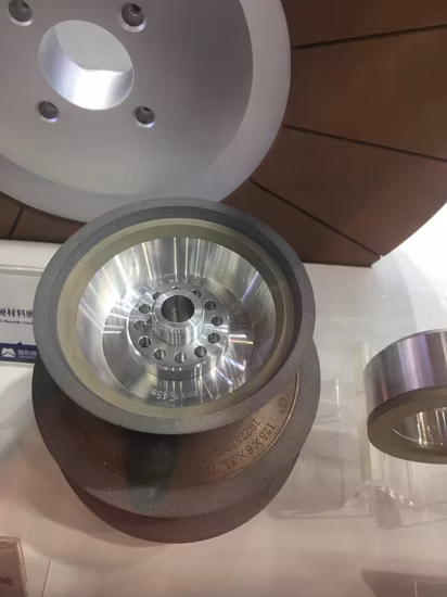 Diamant- und CBN-Schleifscheiben zum Flächen- und Profilschleifen. Kunstharzgebundene und keramisch gebundene Diamantschleifscheiben zum Umfangsschleifen von Wendeplatten